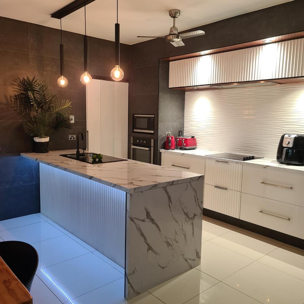 4 BEDROOM GARDENS ESCAPE - CHAMPAGNE STAYS Darwin with SPA photo 3