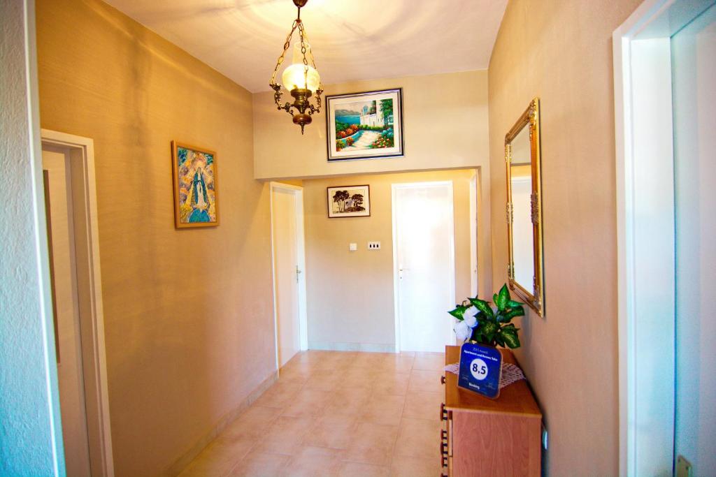 Apartment and Rooms Toka photo 3