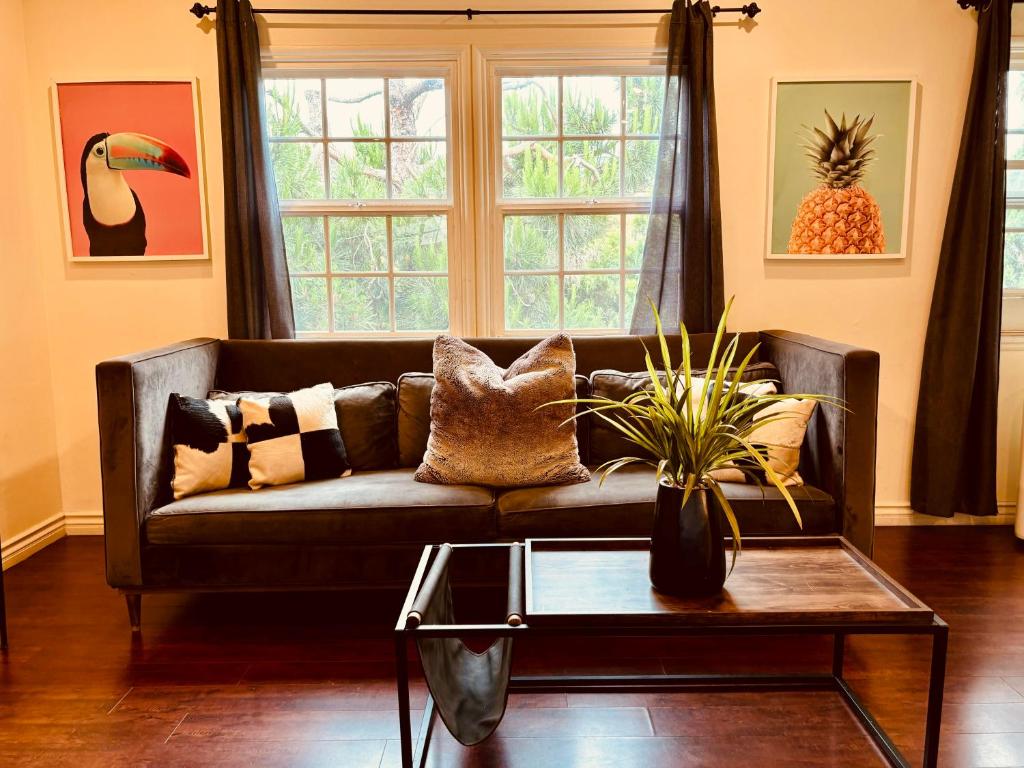 Centrally Located 2 Bed UCLA Apartment image