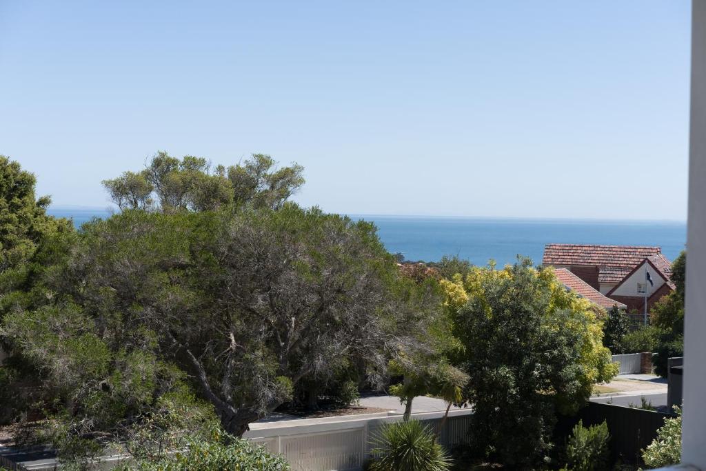 Balcombe Retreat, Family Escape with Sea Views photo 3