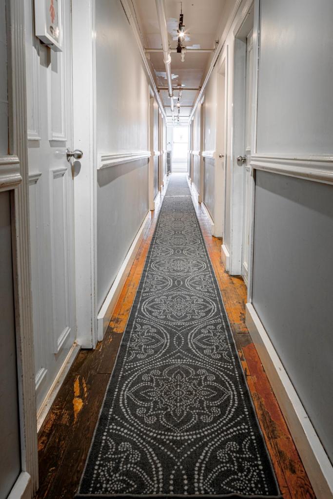The Cambie Hostel Seymour - Tap to explore photos