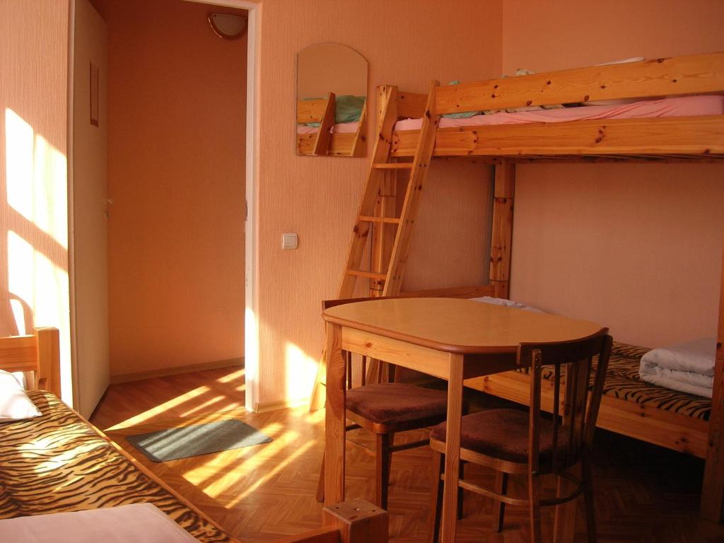 Четырехместный (Четырехместный номер с общей ванной комнатой), Elizabeth's Youth Hostel