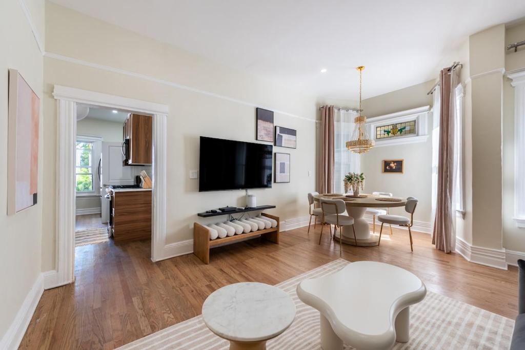 Bright & Modern - 35 Mins to NYC - Extended Stays image