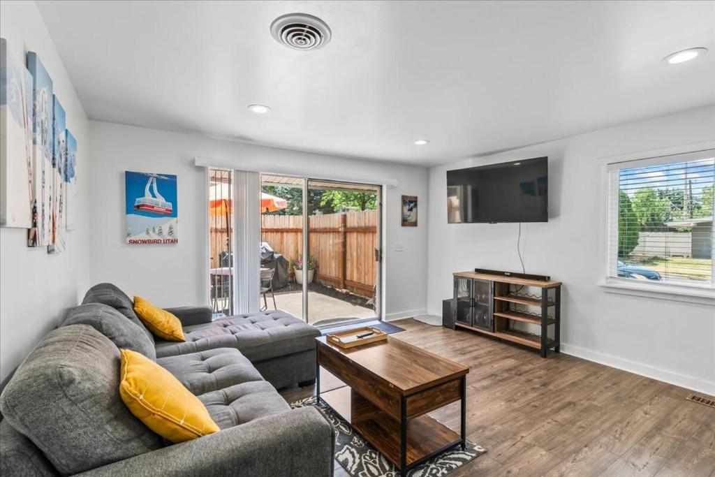 East Millcreek townhouse with private backyard image