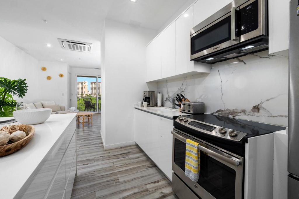 Location is everything! - Luxurious - Free parking - on the Strip! photo 2