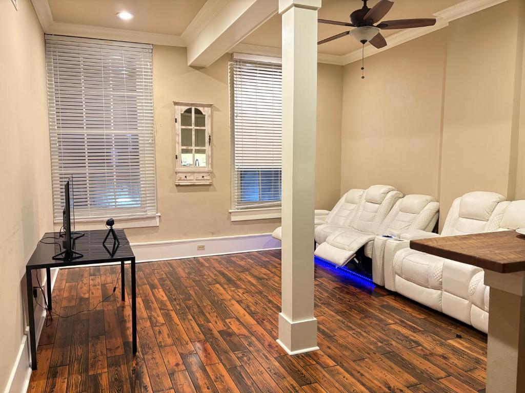 Luxury Apt Decatur st New Orleans, French Quarter's Vieux Carré image