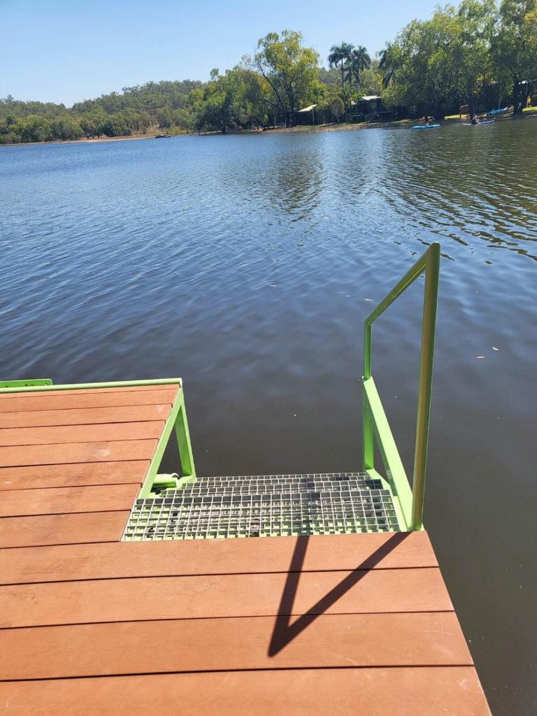 Barefoot Bungalow 23 Lake Bennett -private pontoon photo 4