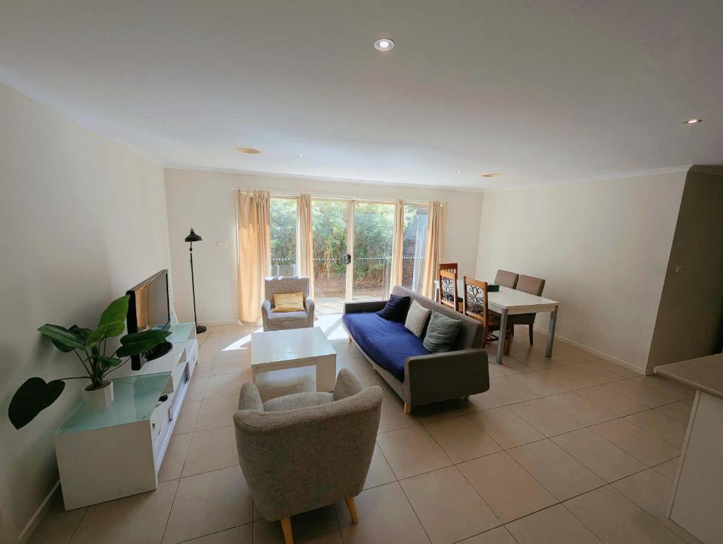 Point Cook Gem 5BR Family Home walk to shops and parks photo 1