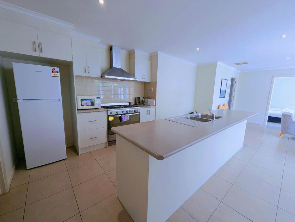 Point Cook Gem 5BR Family Home walk to shops and parks photo 3