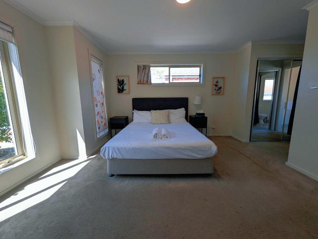 Point Cook Gem 5BR Family Home walk to shops and parks photo 2