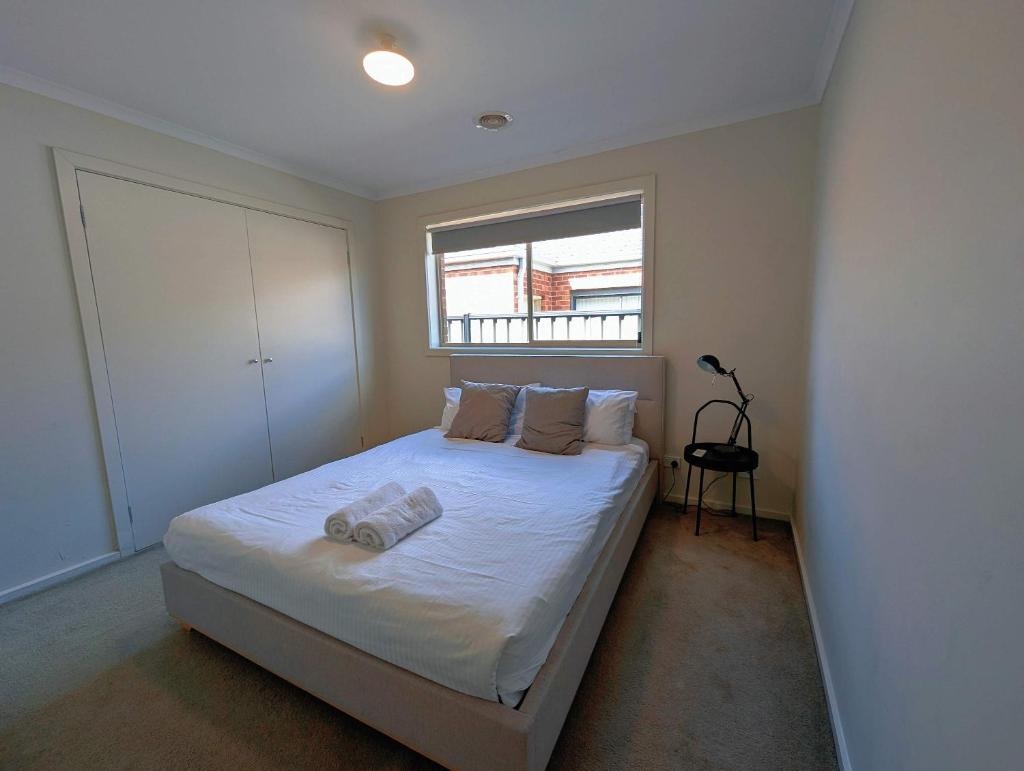 Point Cook Gem 5BR Family Home walk to shops and parks photo 4