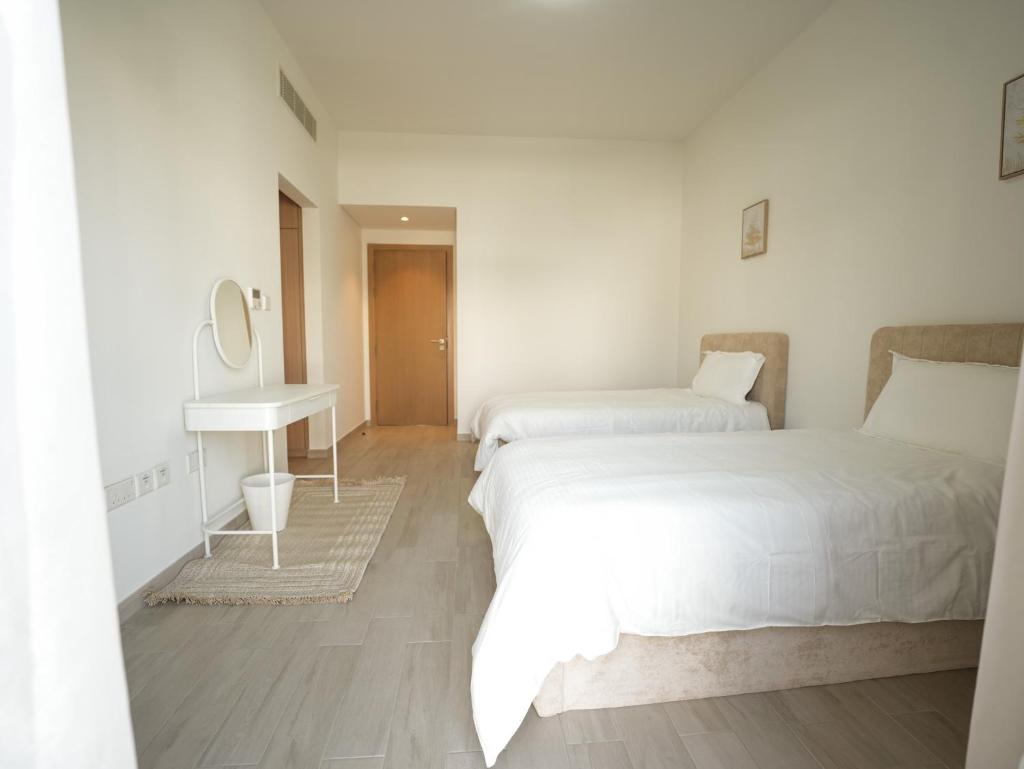 Luxury 2 bedroom villa pool beach gym access photo 4