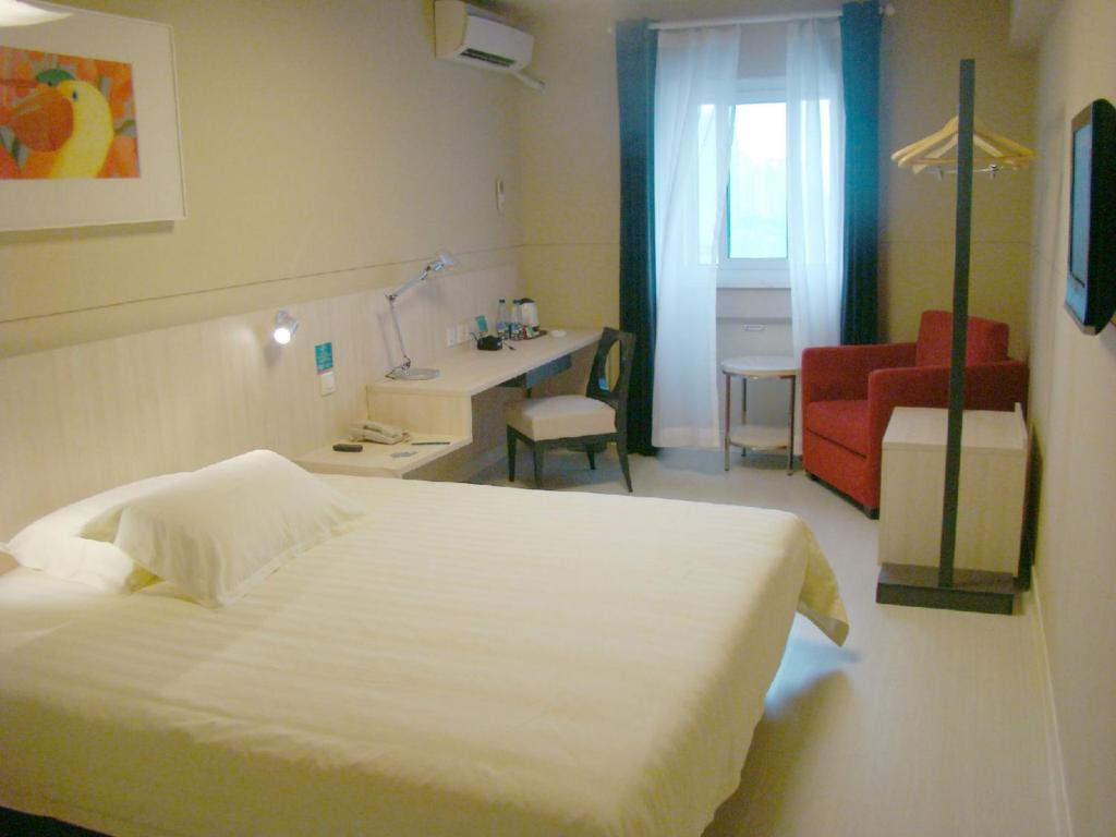 Двухместный (Двухместный номер бизнес-класса с 1 кроватью С), Jinjiang Inn Shenyang North Railway Station Huigong Square