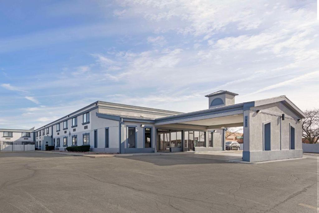 Quality Inn & Suites Bloomington University Area image