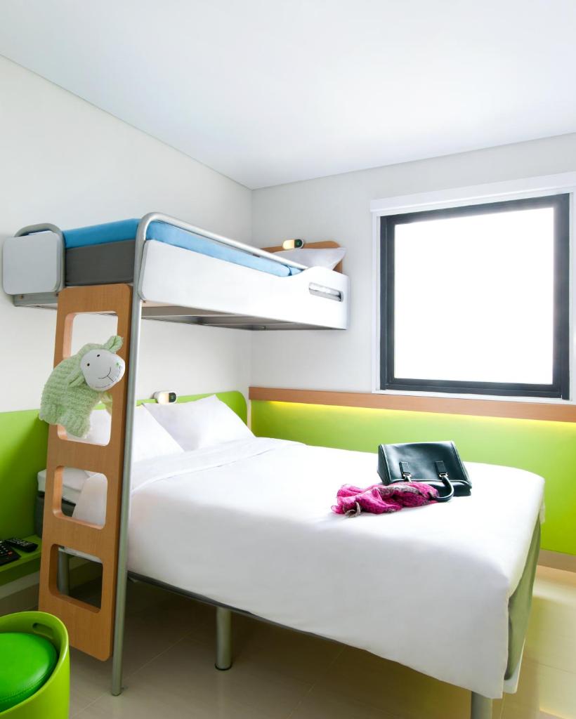 Трехместный (Standard 1 Double Bed and 1 Bunk Bed), Ibis Budget Jakarta Daan Mogot