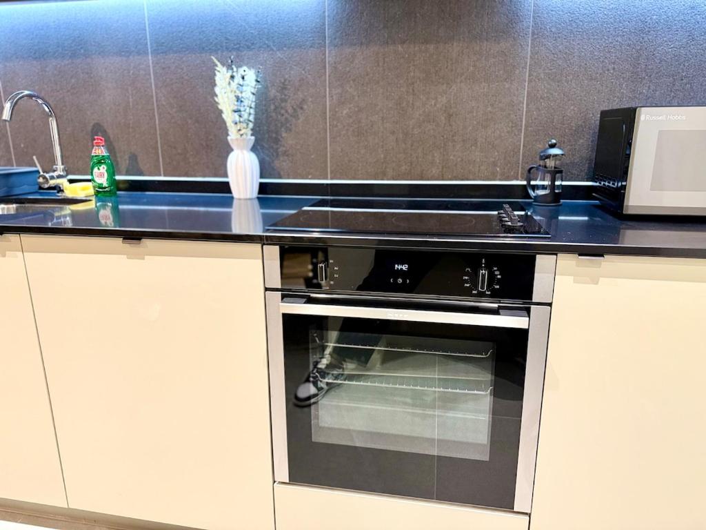 Elegant 2-Bed 2-Bath Apt in Manchester with Balcony - Tap to explore photos