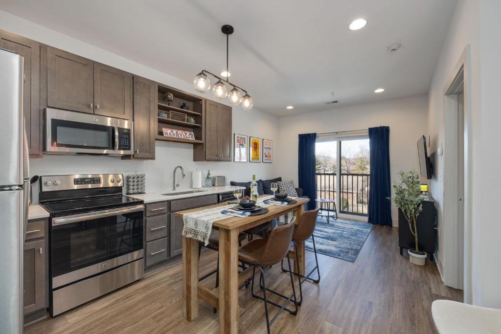 Modern condo with king bed - Close to Downtown, Opry, Broadway image