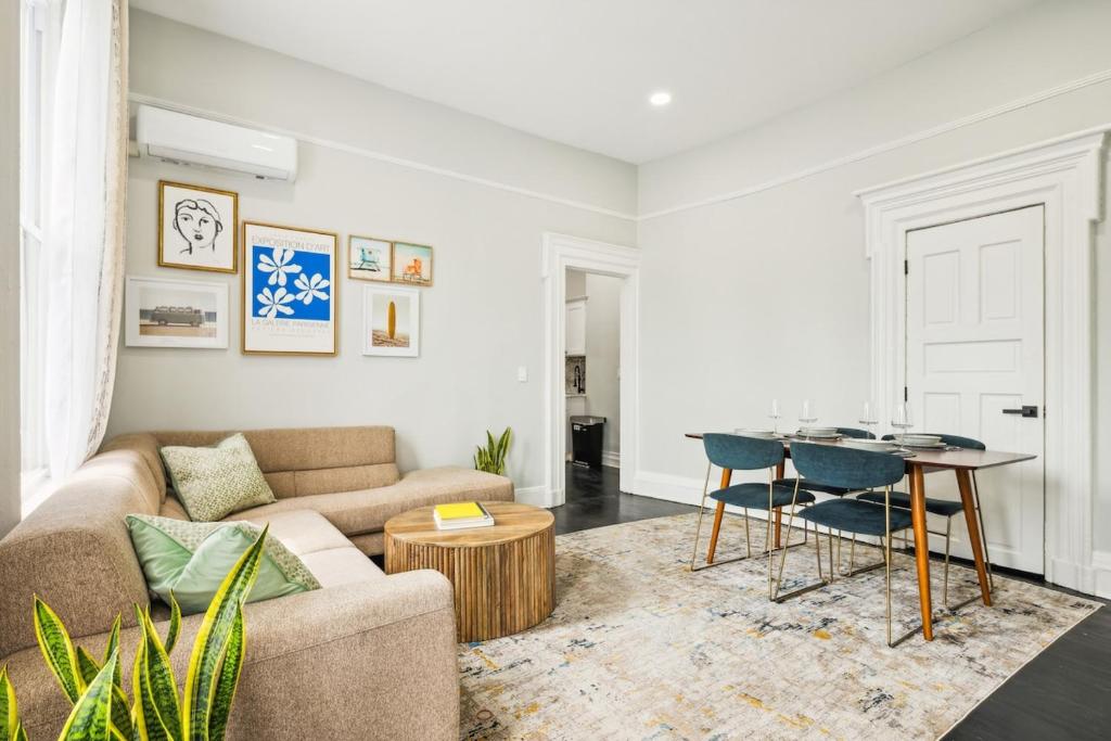 Chic & Modern - 30 Mins to NYC image