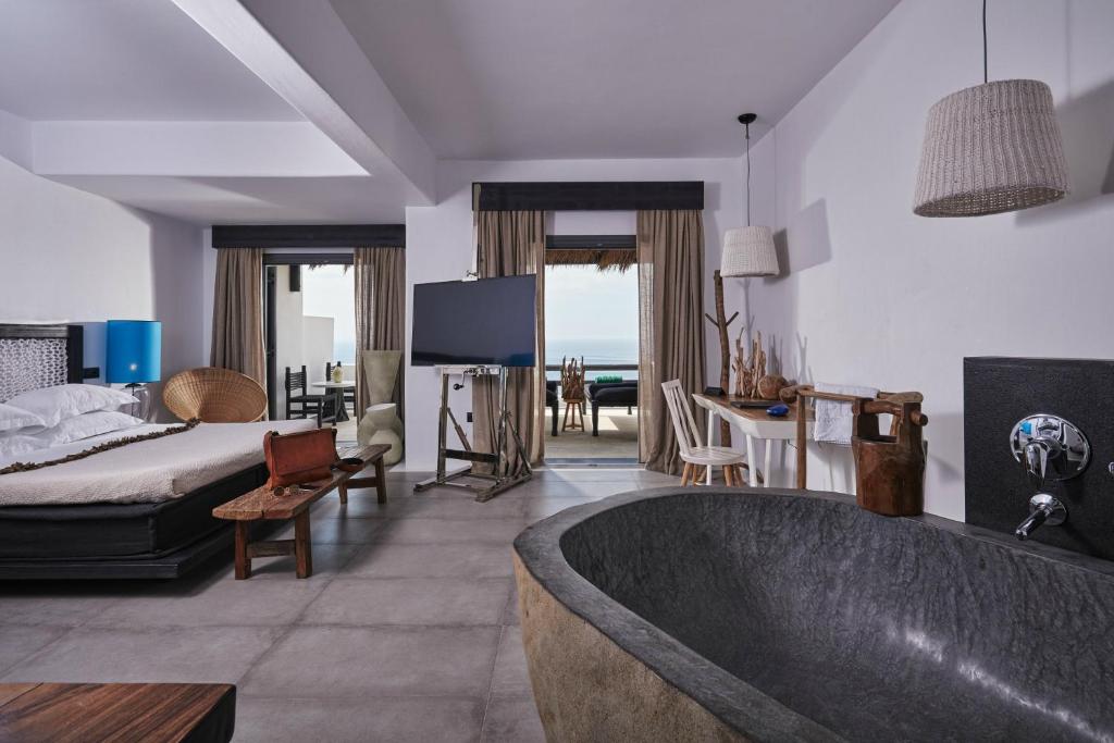 Двухместный (Люкс Majestic Retreat с гидромассажной ванной), Myconian Utopia Resort