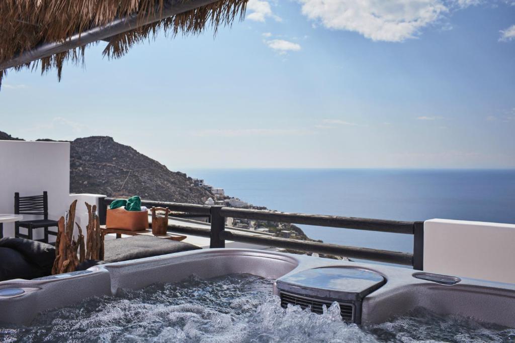 Двухместный (Люкс Majestic Retreat с гидромассажной ванной), Myconian Utopia Resort