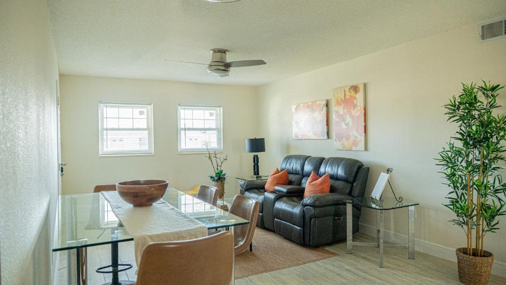 BEST LOCATION! 2BD Apt In The Heart Of Orlando Near Airport image