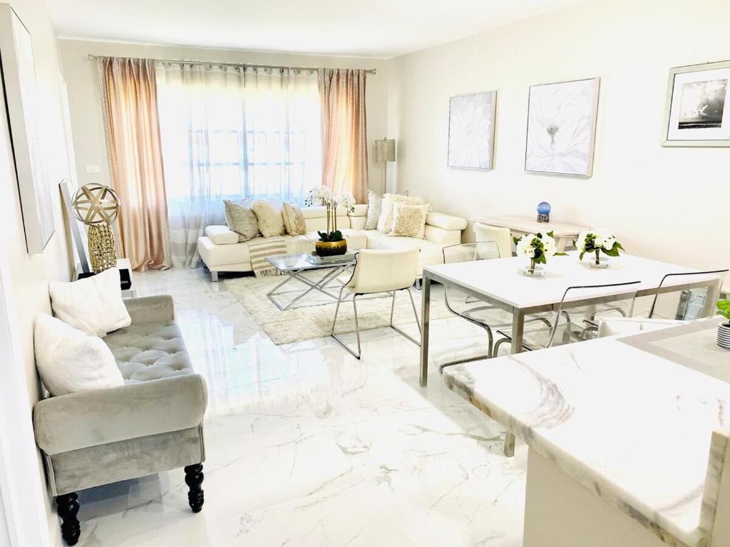 CHIC 1BR 2BA CONDO 1 Block to Aventura Mall image