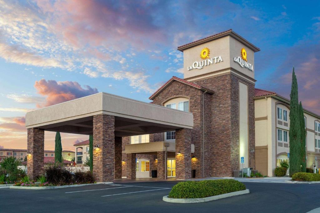 La Quinta Inn & Suites by Wyndham Paso Robles image