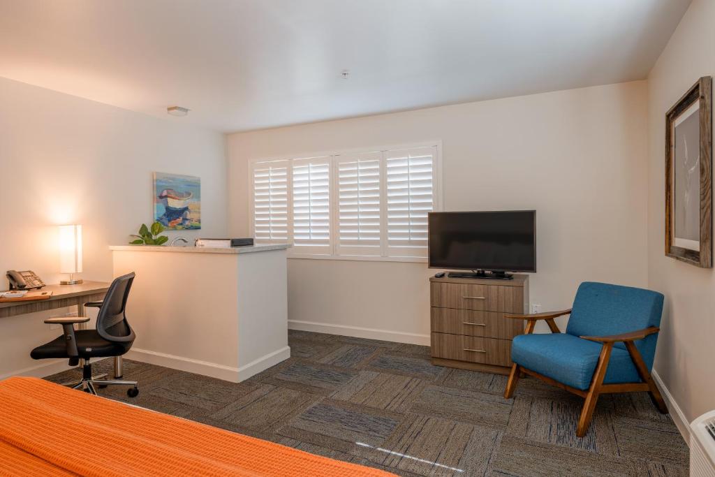 Inn At Moss Landing Point - Tap to explore photos