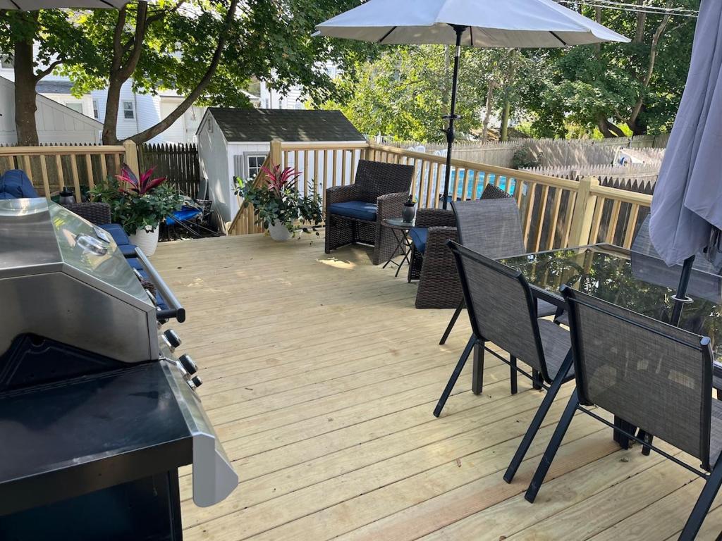 Townhouse Close to Downtown Newport & Beaches image