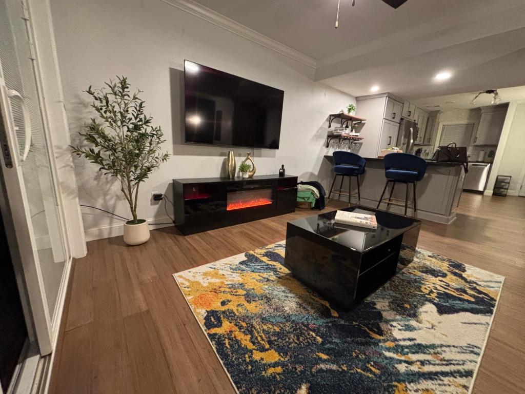 Luxury Cove on 34th St image