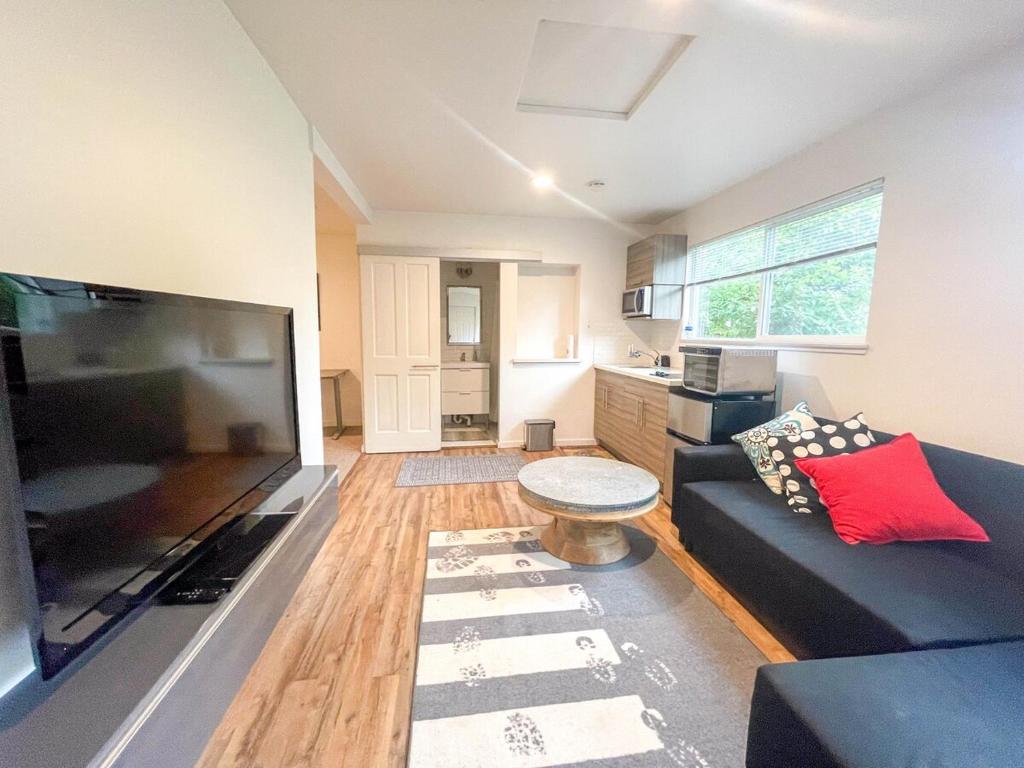 Private Guesthouse North Sandpoint image