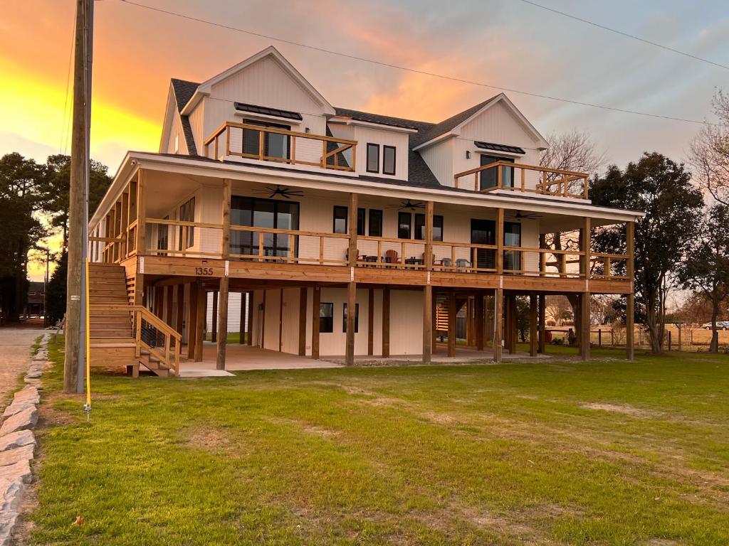 Coinjock charming 1-bedroom in-law suite with elevator, full kitchen and stunning waterfront view image