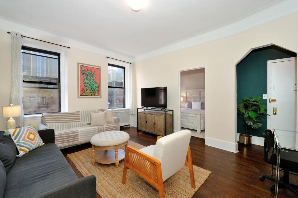 5 Bedroom 2 Bath Full Floor Midtown image