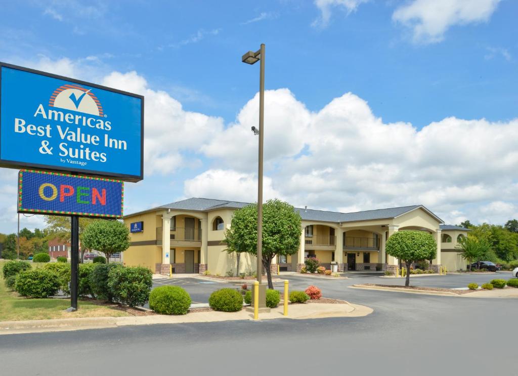 Americas Best Value Inn & Suites University Ave image