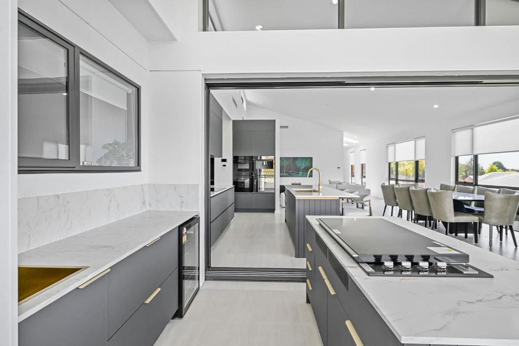 Luxury Designer Retreat - Modern, Entertainer photo 2