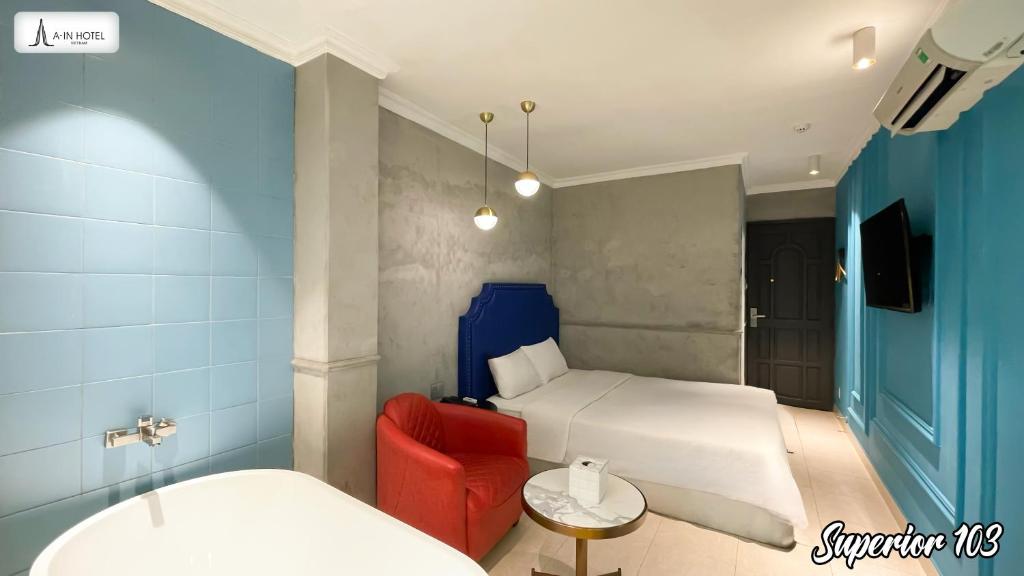 A IN HOTEL DEL LUNA - Tap to explore photos