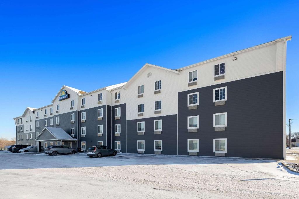 Days Inn & Suites by Wyndham Rochester Mayo Clinic South image