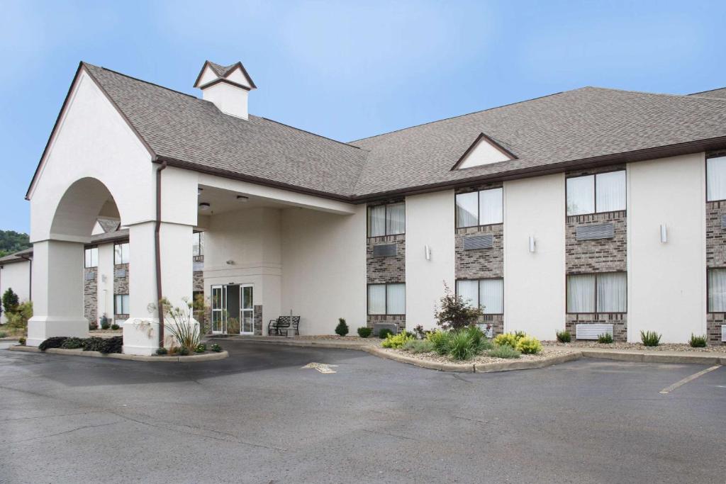 Schoenbrunn Inn image