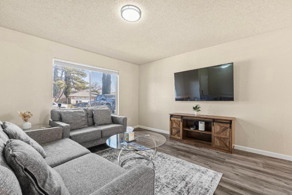 Peaceful and Quiet 4 Br house with Garage image