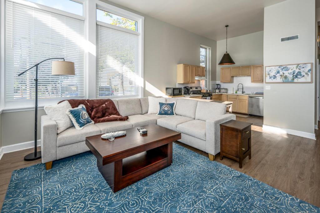 Near OTR and TQL,75in TV, Lux Beds and Wifi, Free Parking image