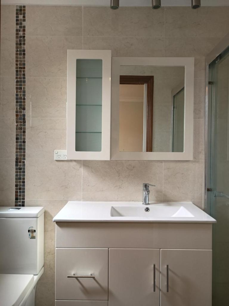 Baulkham Hills Deluxe king room with air-con private bathroom and entrance photo 2