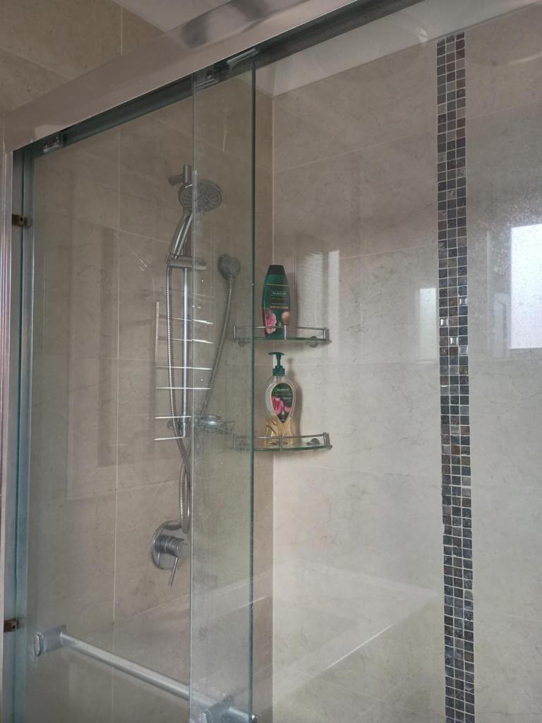 Baulkham Hills Deluxe king room with air-con private bathroom and entrance photo 4