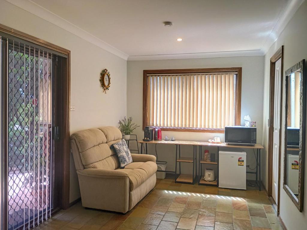 Baulkham Hills Deluxe king room with air-con private bathroom and entrance photo 1