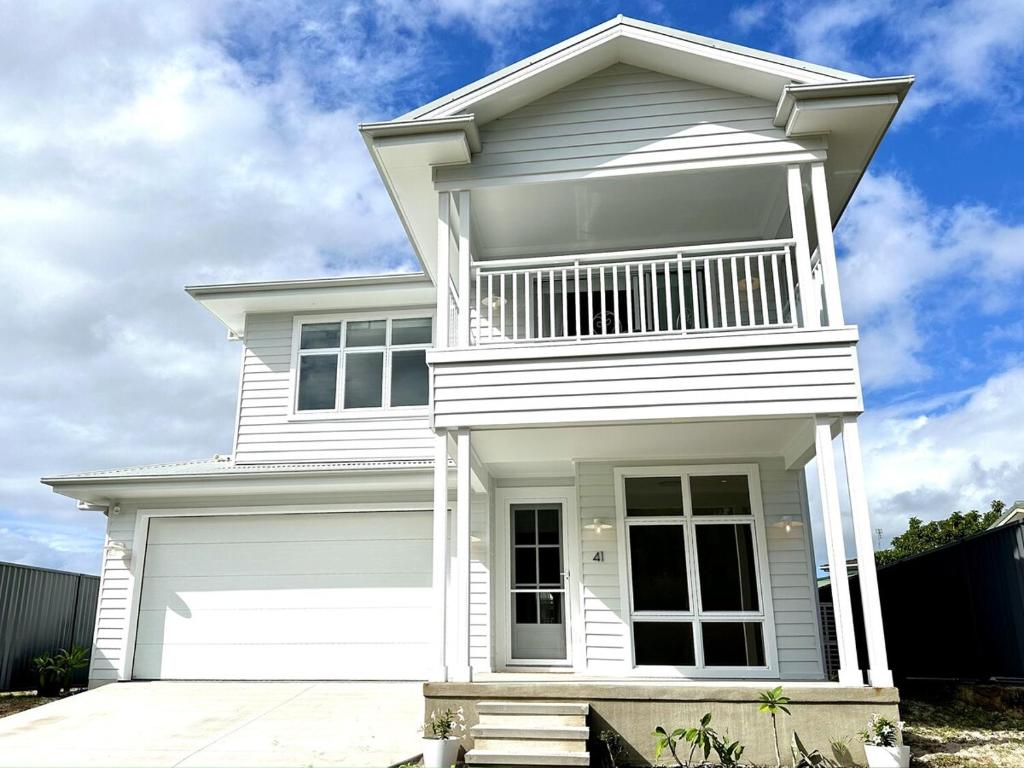 Saltwater House - Opposite the Beach!