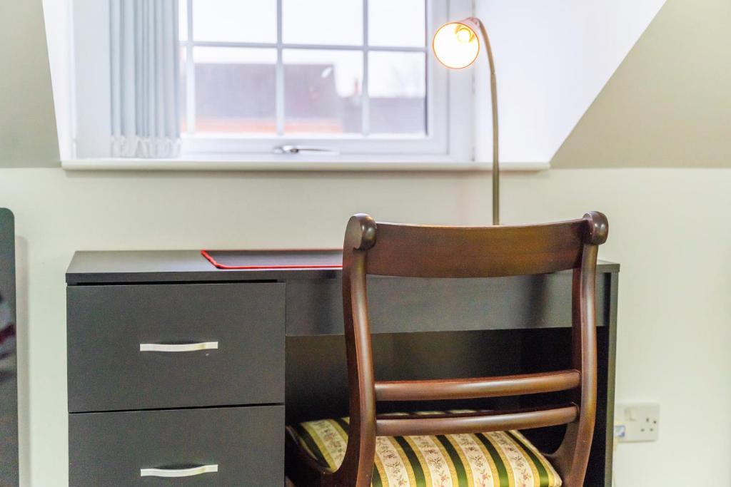 Exquisite 2-Bedroom Penthouse-Sleeps 7-Free Parking with Workspace & High-Speed WiFi - Tap to explore photos