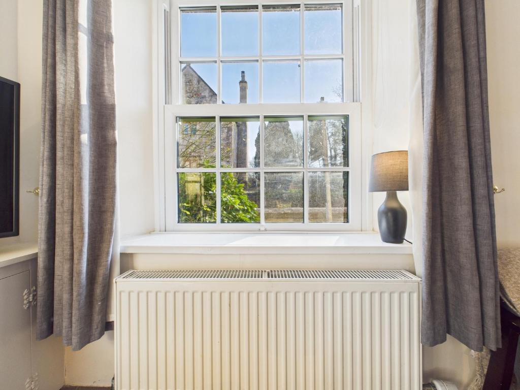 Romantic Cottage in the Cotswolds with Private Parking and WiFi - Tap to explore photos
