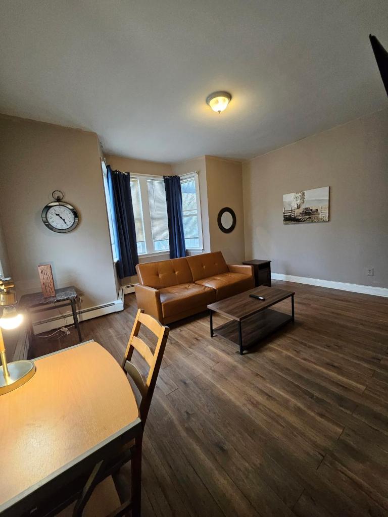 One bed apartment near Whole Foods, Brown, Miriam, Downtown, etc 21F image