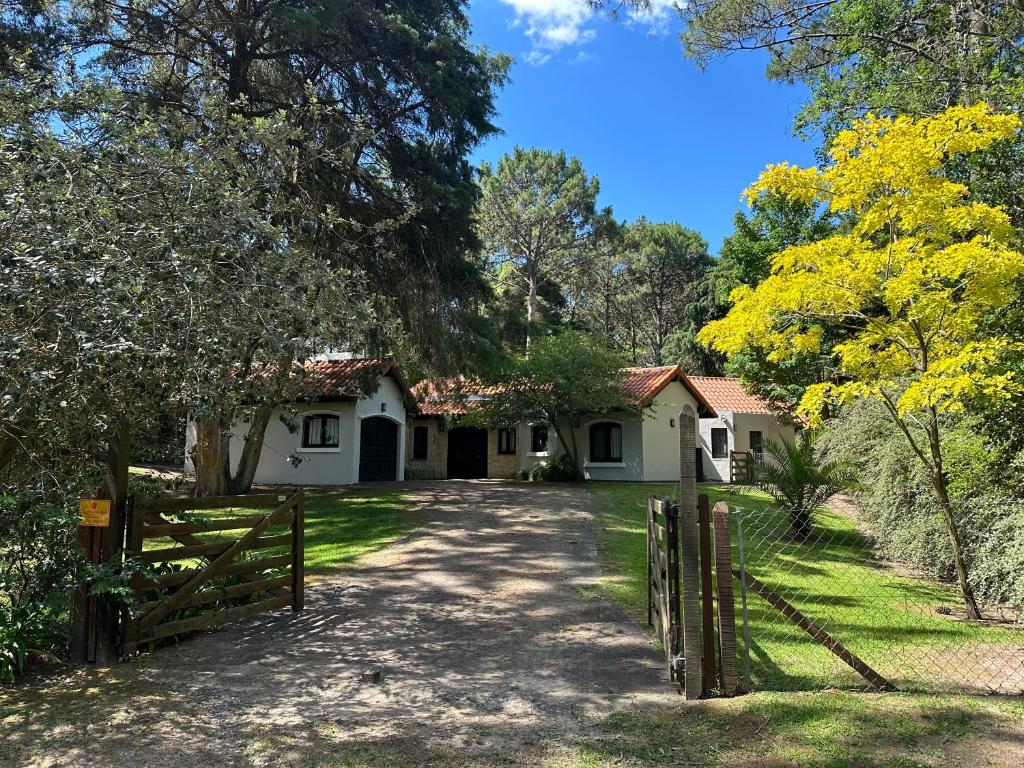 Casa en Carilo con Pileta, Quincho y Parque Cercado para 8 Personas photo 1