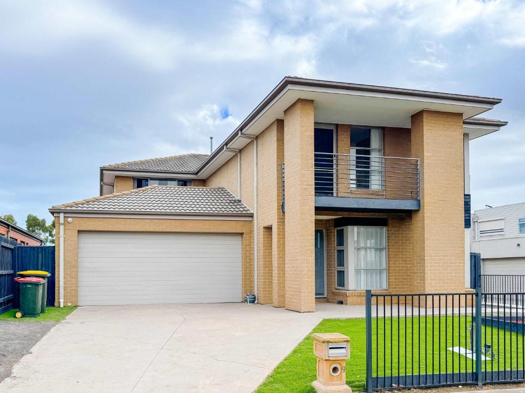 Spacious 4B House in PointCook photo 1