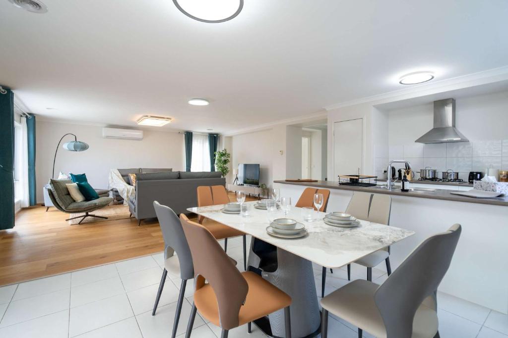 Spacious 4B House in PointCook photo 4